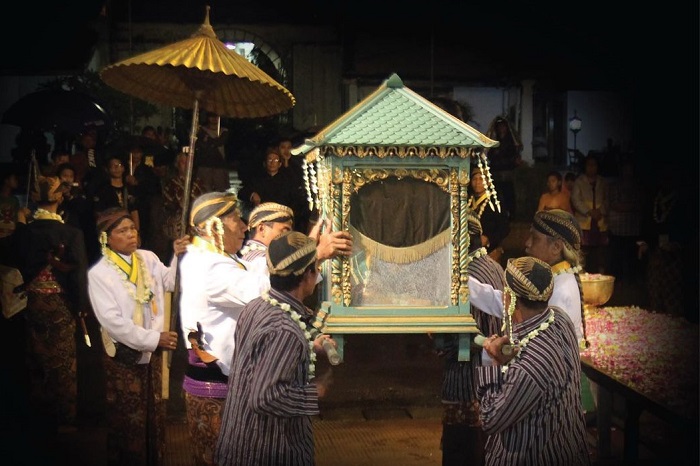 Kirab Pusaka Dalem 1 Suro EHE 1956 di Pura Mangkunegaran akan berlangsung pada Jumat, 29 Juli 2022 mulai pukul 19.00 WIB.