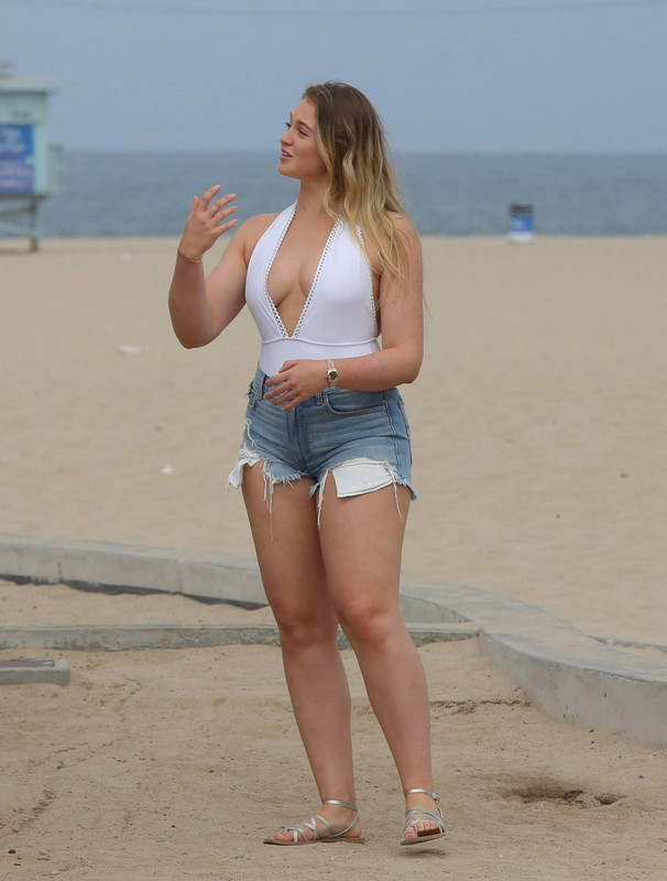 iskra-lawrence-filming-at-venice-beach-08-14-2017_4