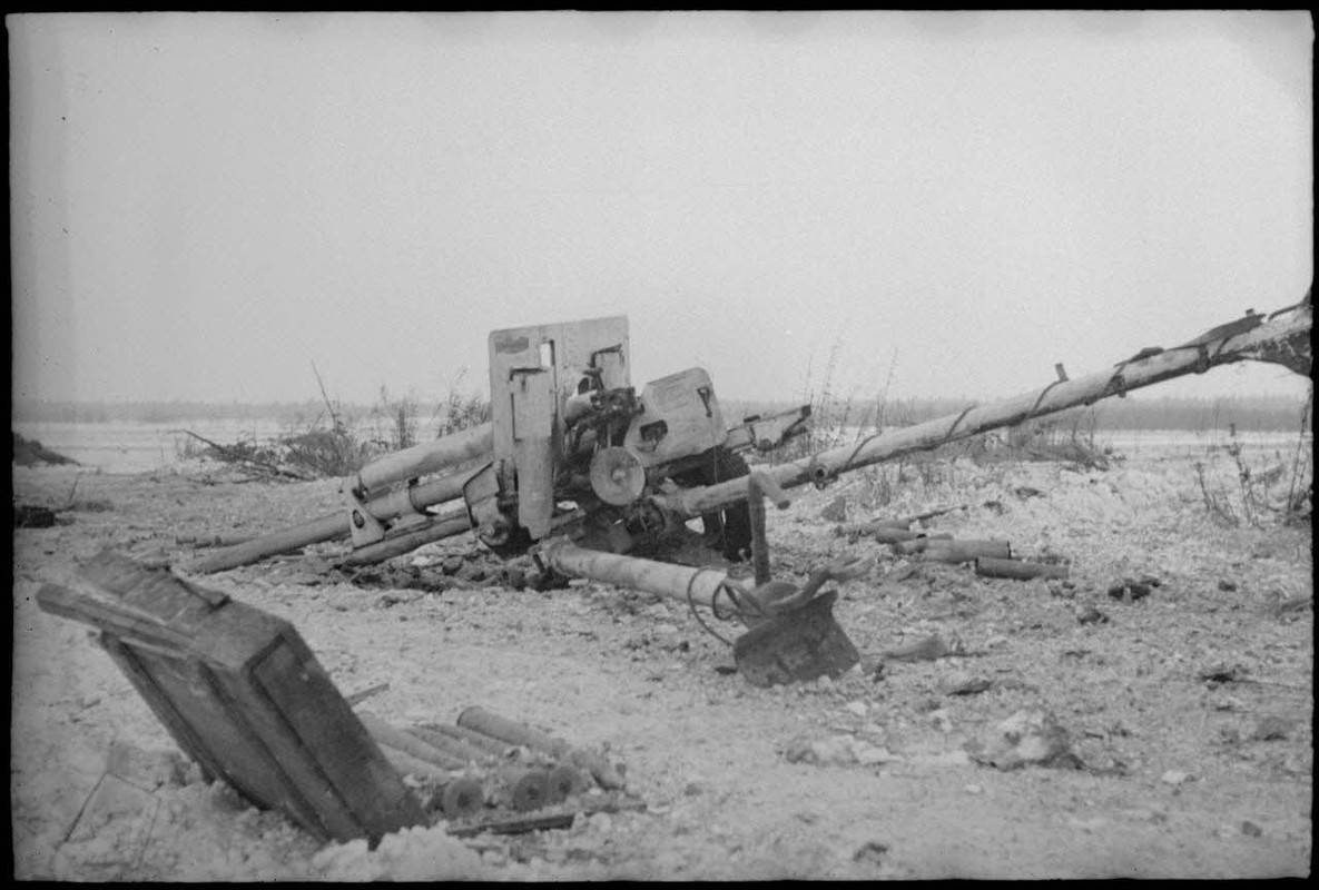 Un canon antichar de 57 mm M1943 ZIS-2 détruit.