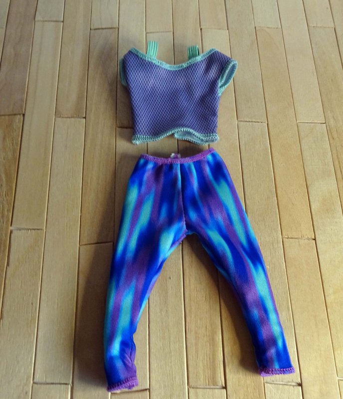 Originaloutfit der Made to Move dunklen Barbie mit Pferdeschwanz von 2021