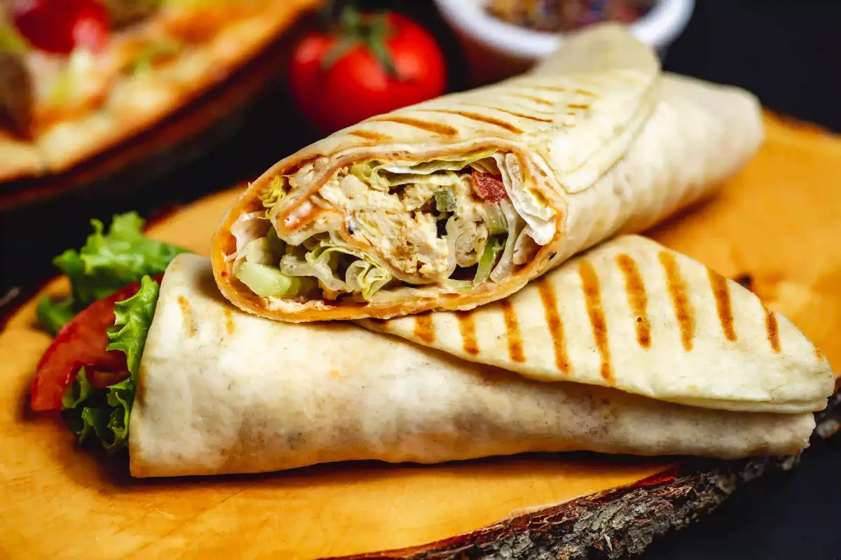 Wrap de frango natural com folhas verdes