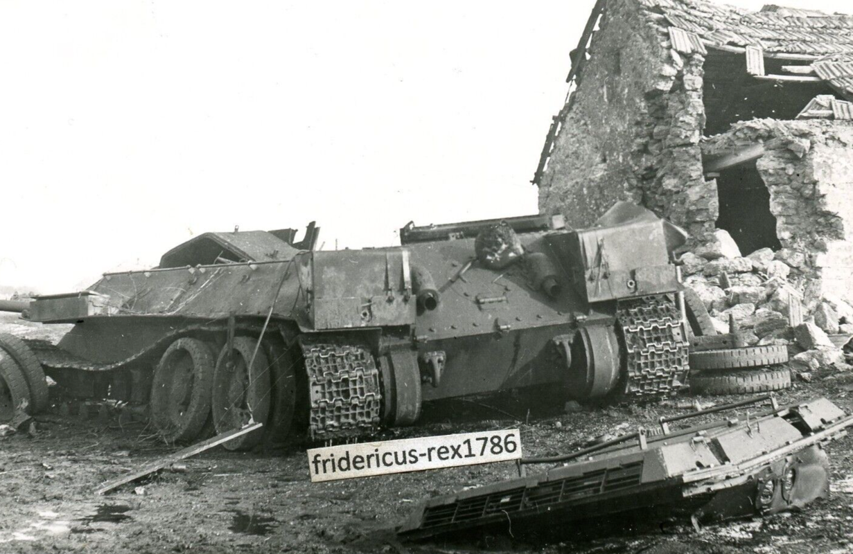 Foto Panzer Aufl. Abt. 11 Ostfront russ. T 34 nach Tiger Treffer zerstört