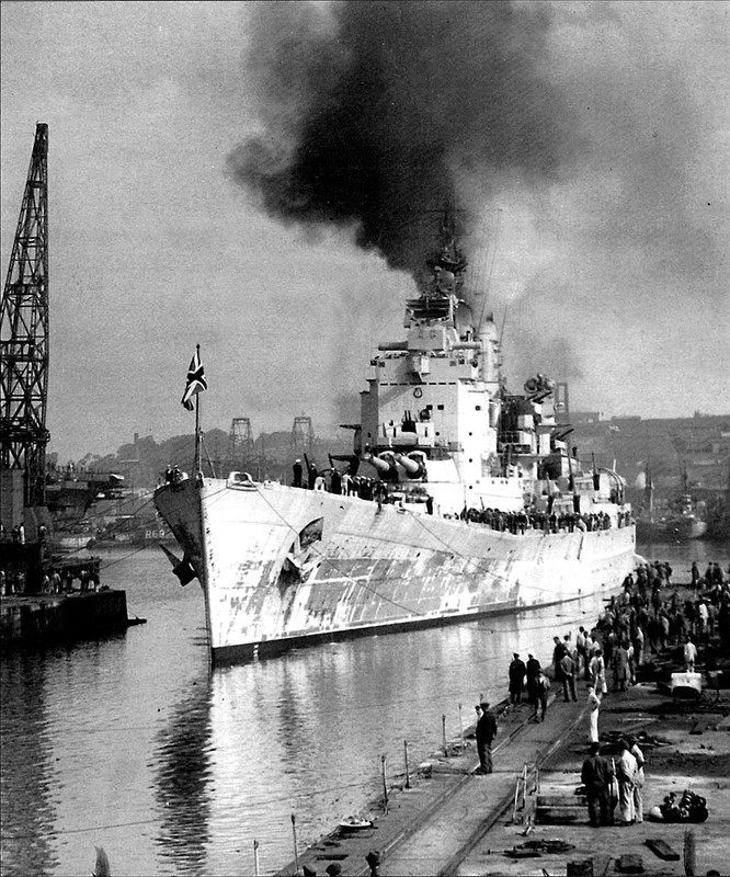 HMS Vanguard входит в сухой док после ходовых испытаний, 17 июля 1946