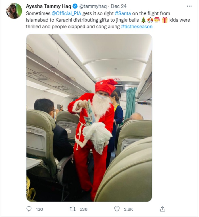 Para penumpang Pakistan International Airlines (PIA) yang terbang dari Islamabad menuju Karachi tersebut dikejutkan dengan kehadiran Sinterklas di tengah penerbangan.