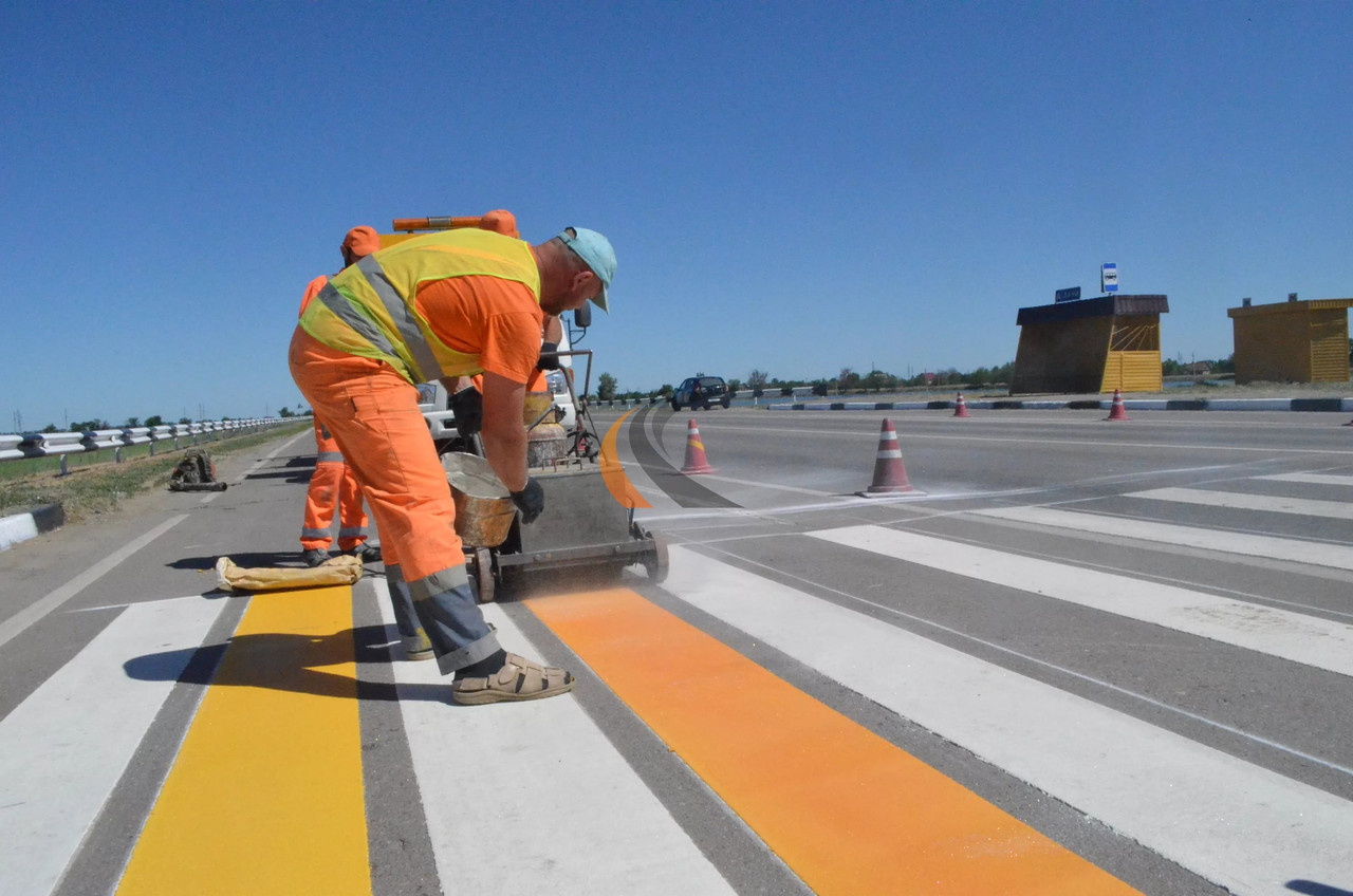 Нанесение дорожной краски