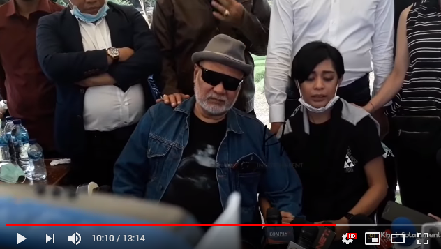 Karen Pooroe duduk di sebelah ayahnya, Roy Pooroe