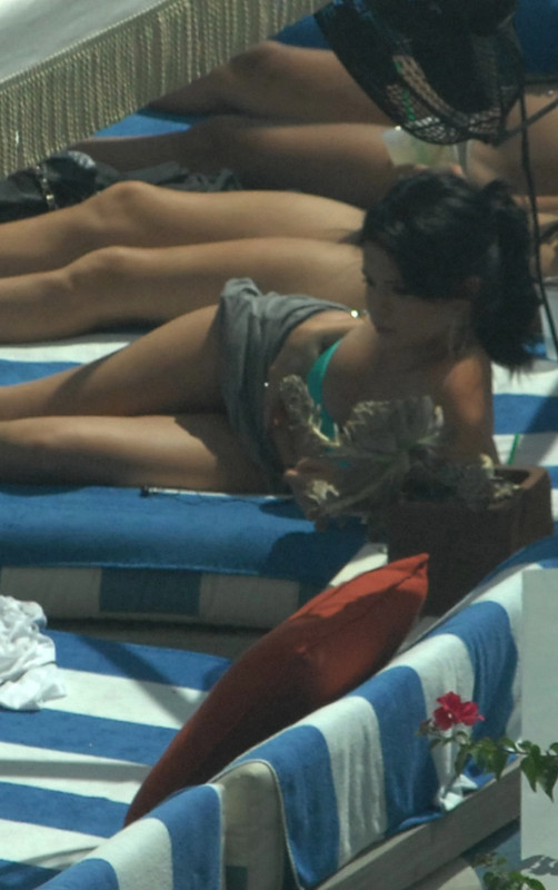 selena_gomez_green_bikini_open_legs_september_17