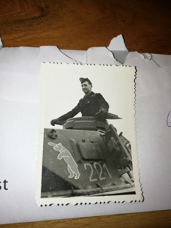 Panzer 3 . Turm mit Wappen. Bär. Panzersoldat