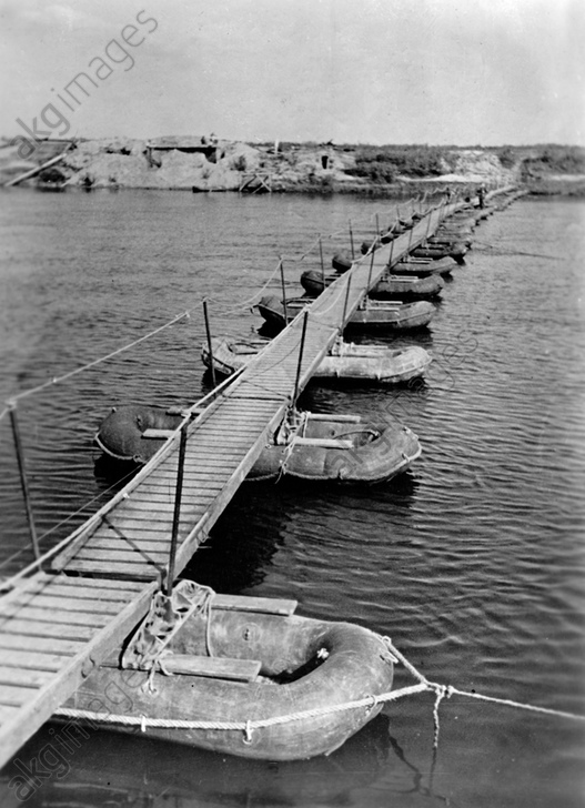 Ostfront - Pontonbrücke 1944