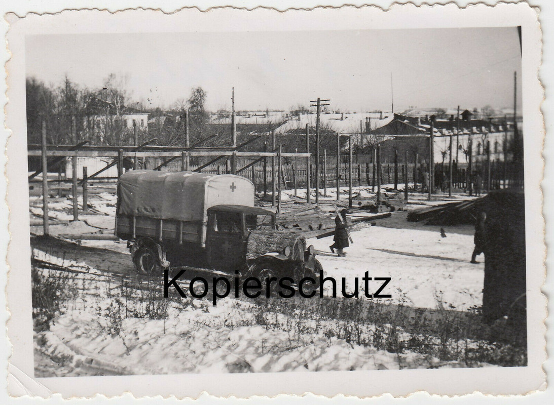 Russland Surasch Wehrmacht Sanitäter Lkw Bau einer Fahrzeughalle