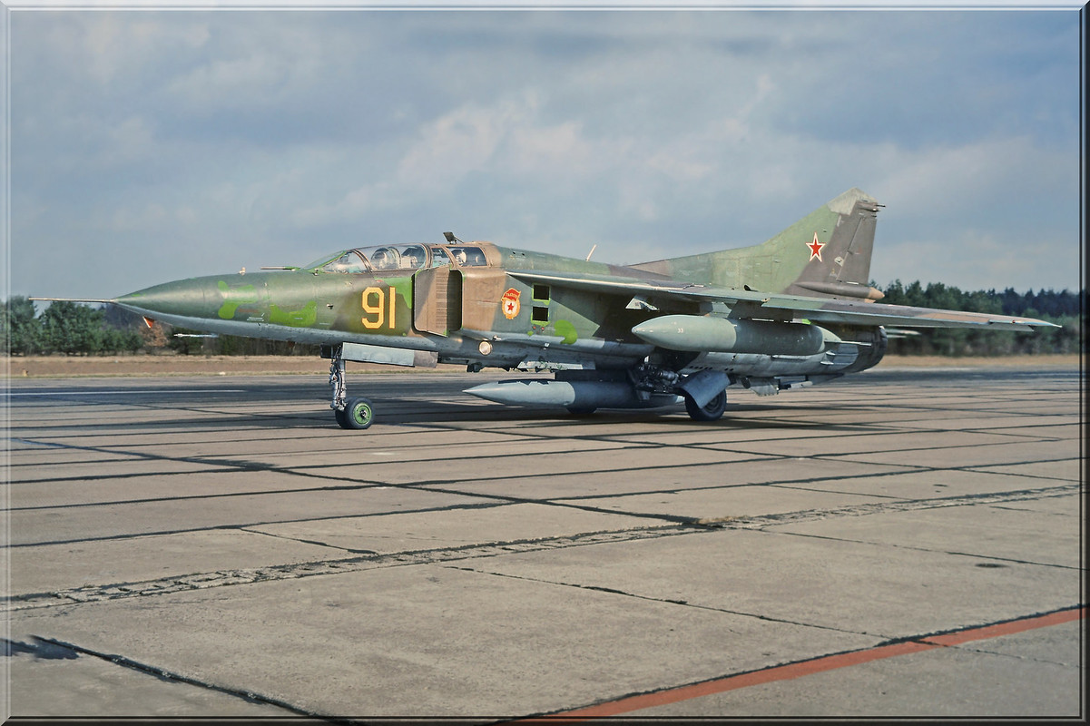 19 GvAPIB Mig-23UB 91 Yellow (8)