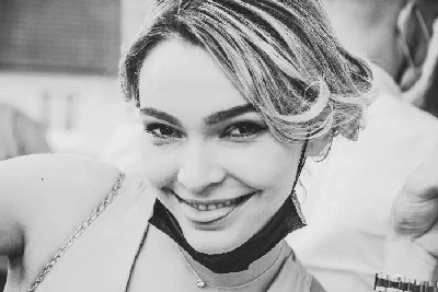 sourire-langoureux-langue-pincee-femme-mariage-heureuse