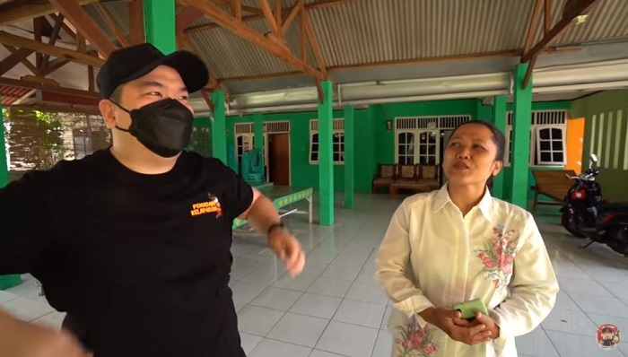 Nex Carlos saat berbincang dengan pemilik Warung Pecak dan Sop H Agus.