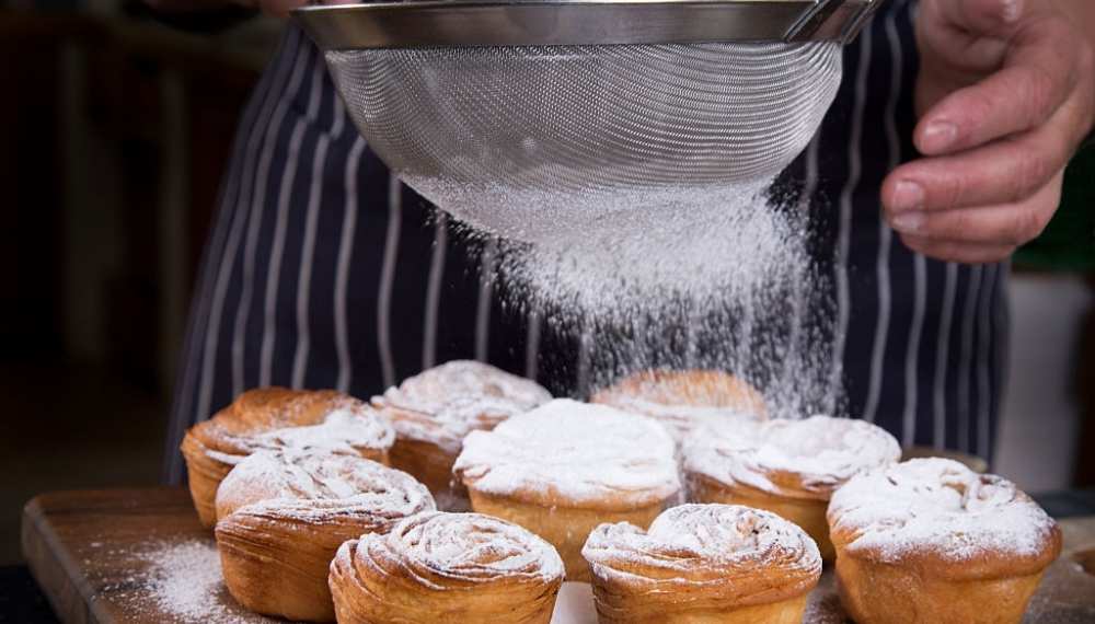Булочки посыпаются сахарной пудрой