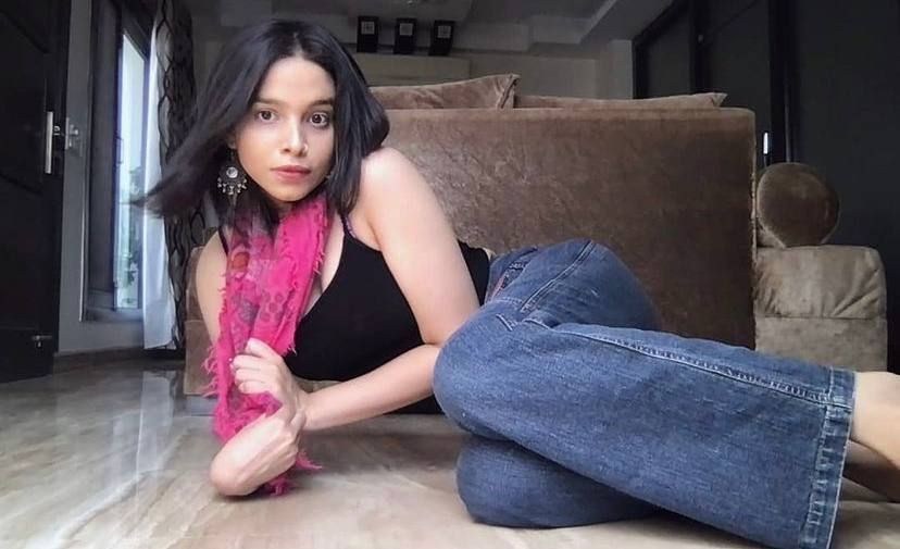 Hot desi girlfriend teasing flashing her ass nude video
