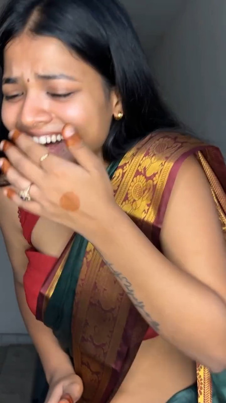 Hot Sexy beautiful tamil girl low hip saree and navel show.mkv_snapshot_00.36.453