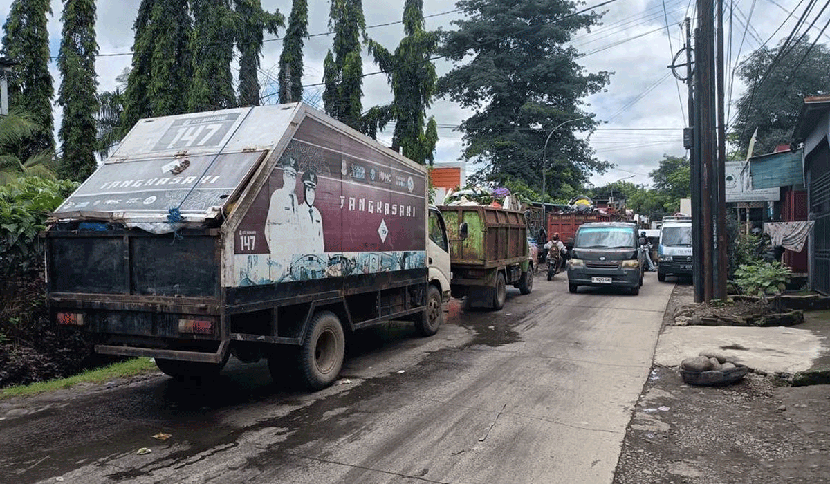 Antrean Sampah 17 Jam di TPA Antang Makassar, Mengakibatkan Kemacetan