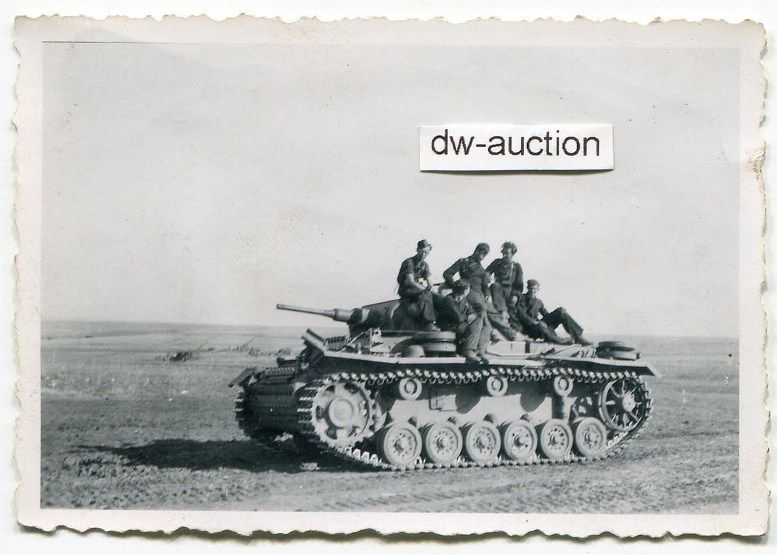 Panzer mit Besatzung im Gelände