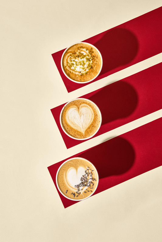 شريك تجاري يتذوق قهوة مختصة في جلسة استشارية