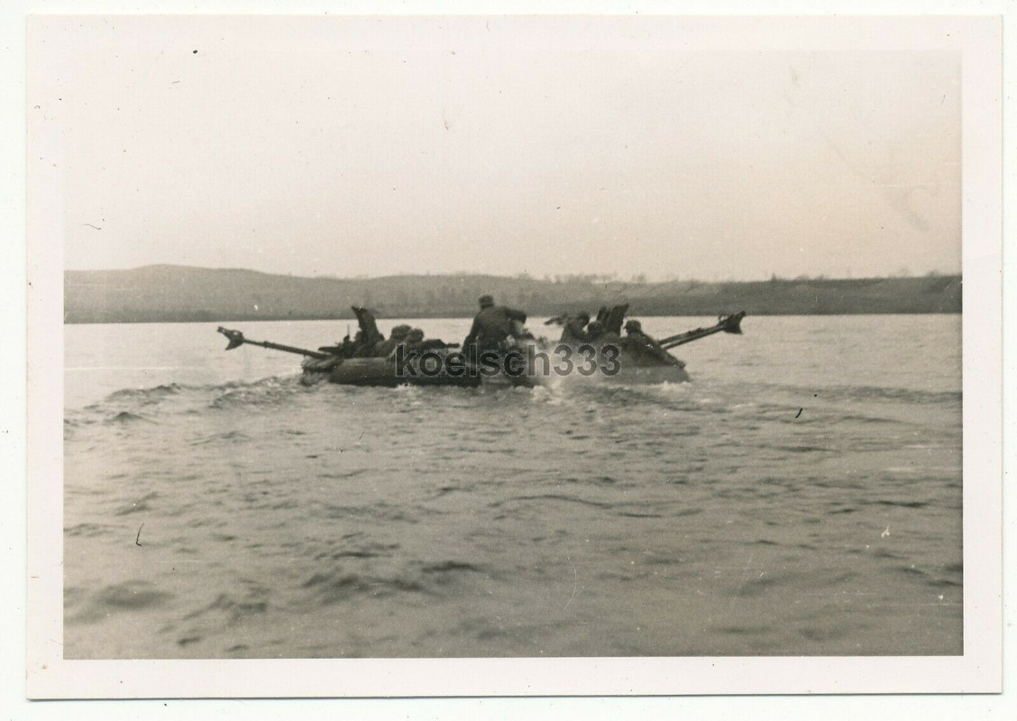 ! Foto Pioniere der Wehrmacht mit PaK in Floßsäcken von einem Sturmboot gezogen