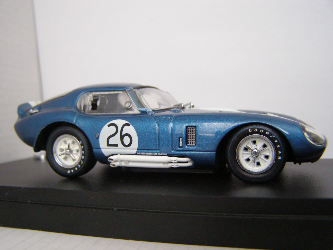 Kyosho Shelby Cobra Daytona coupe winning 1965 (9)
