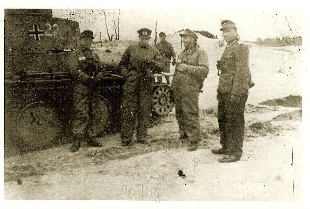 Gebirgsjäger Officer & Panzermen in Winter by Pzkw.38(t) Panzer Tank!