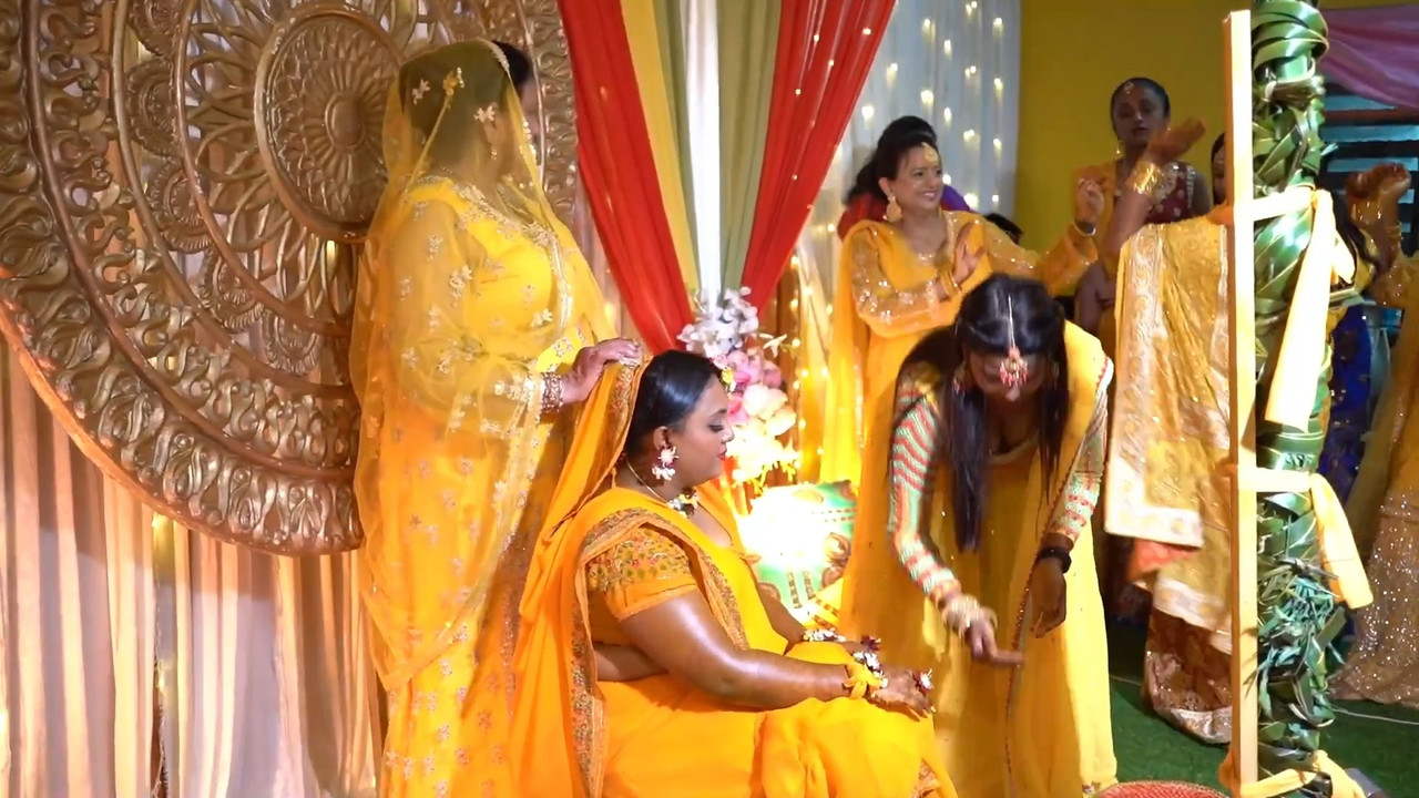 BUSTY MARATHI LADY DEEP CLEAVAGE IN YELLOW DRESS.mp4_snapshot_00.09.589