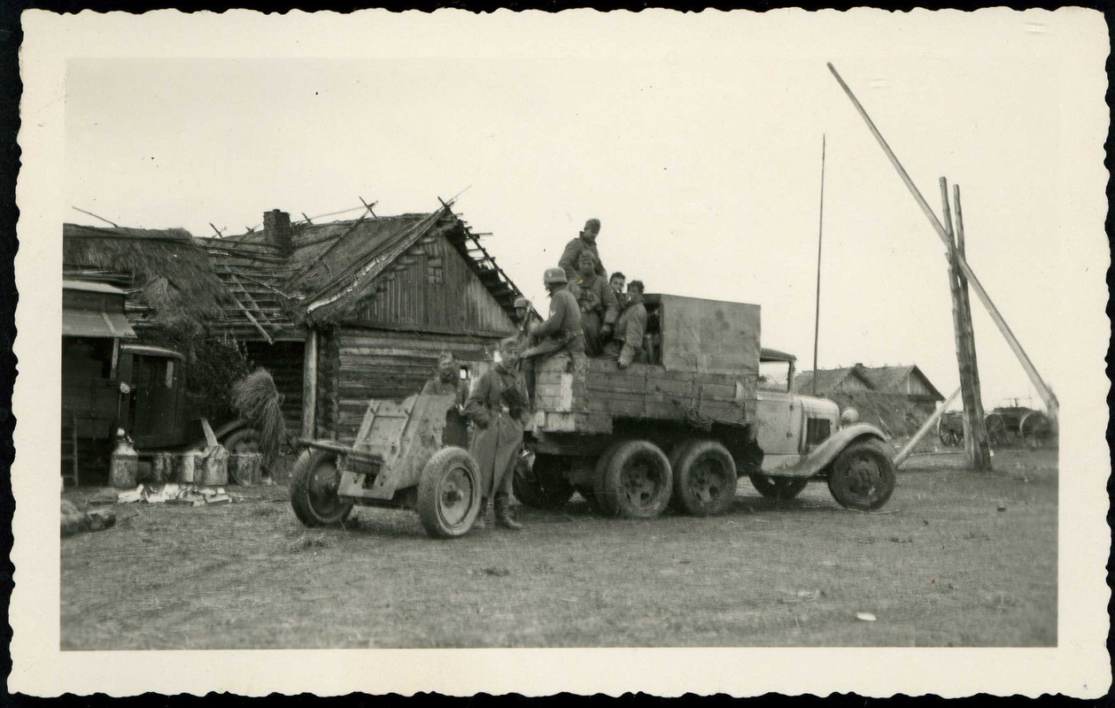 Original Foto - deutsche Soldaten mit LKW und Geschütz