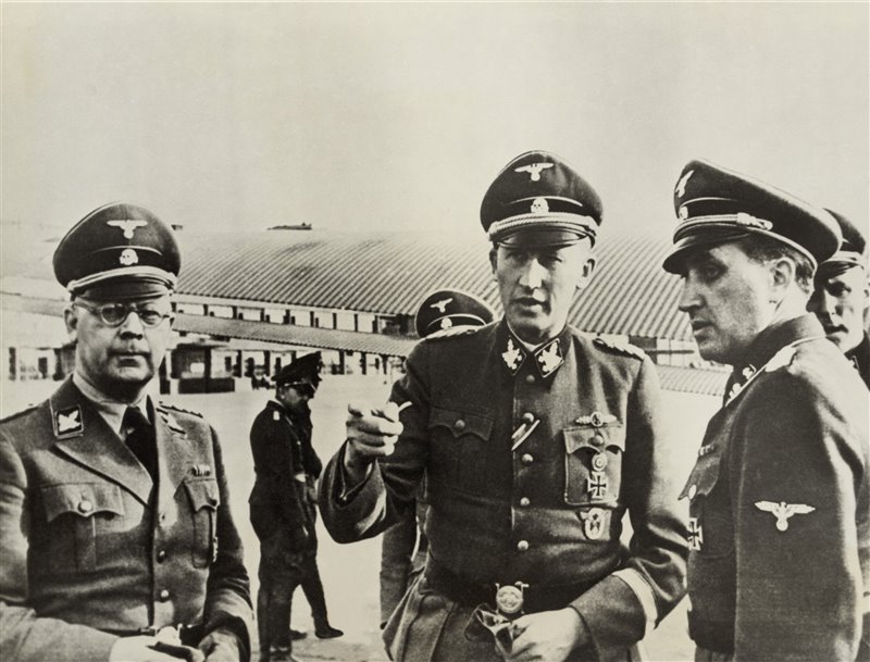 Heinrich Himmler a la izquierda y Rudolf Hoess en el centro en París, 1941