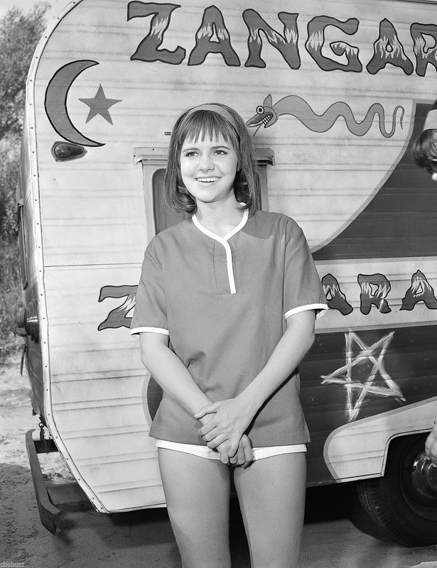 Sally_Field_b98