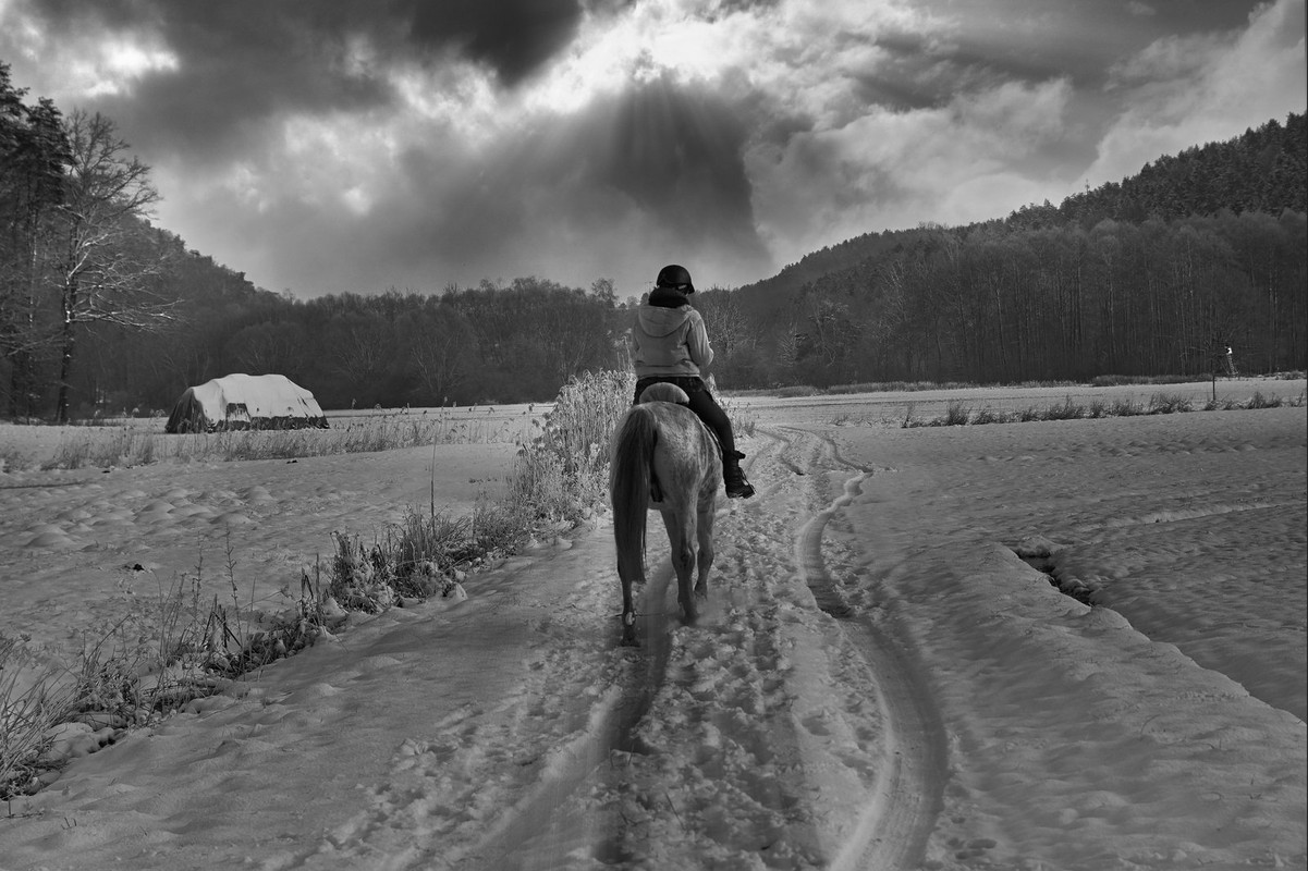 blacknwhite-horse-rider.jpg