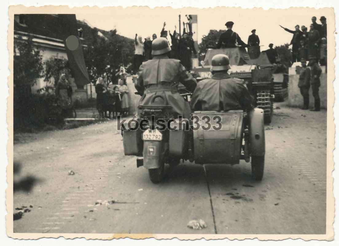 Foto Wehrmacht beim Einmarsch im Sudetenland Grenze Sperren Panzer Kradschützen