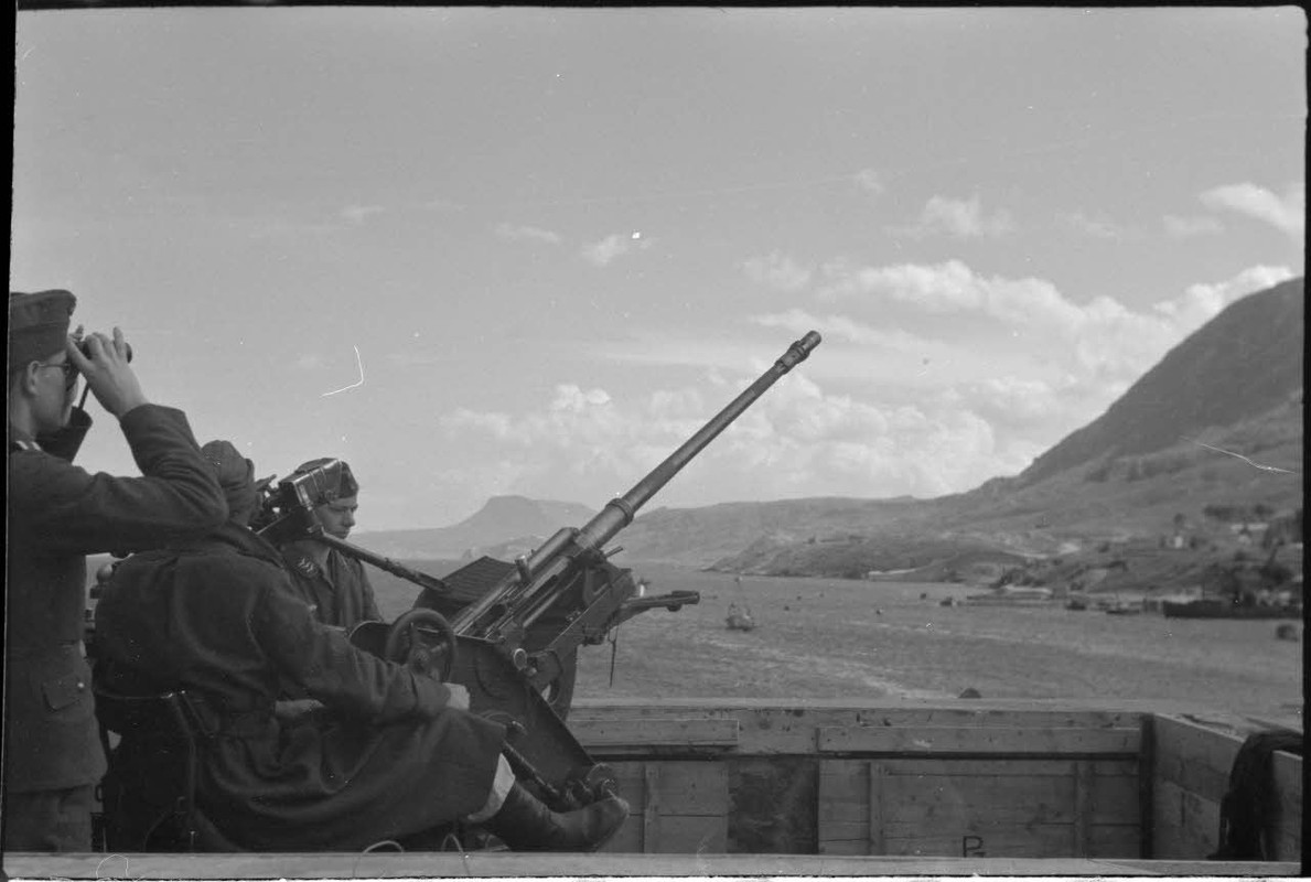 En Crète, des servants allemands d'une pièce de DCA légère de 2 cm FlaK.3