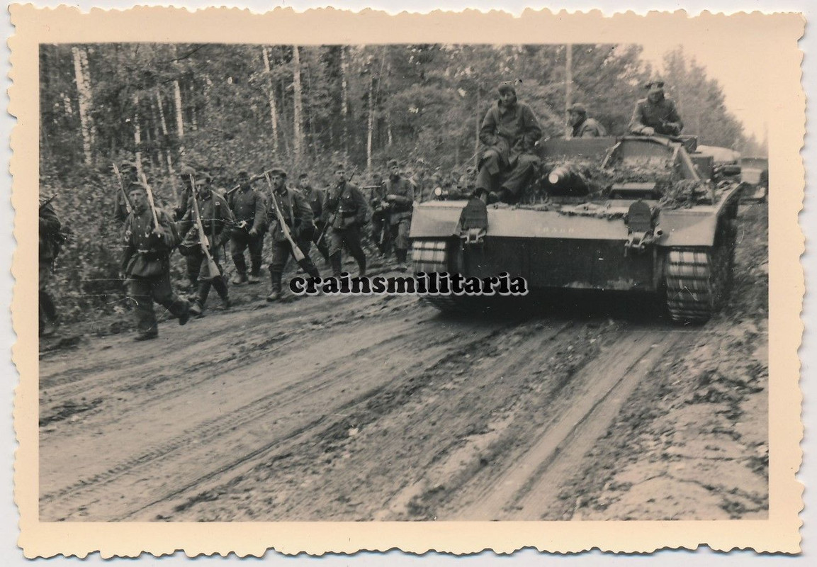 Orig. Foto Vormarsch Sturmgeschütz StuG Panzer am DESNA Russland