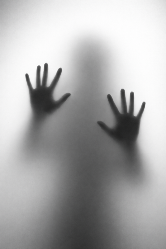 Hình bóng mờ qua kính mờ