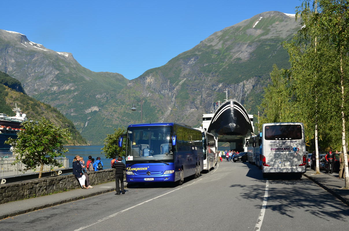 Noruega 10 días de cabañas y con niños - Blogs de Noruega - ETAPA 4- Crucero por el Fiordo Geiranger hacia Hellesyt- Glaciar Briksdal (1)
