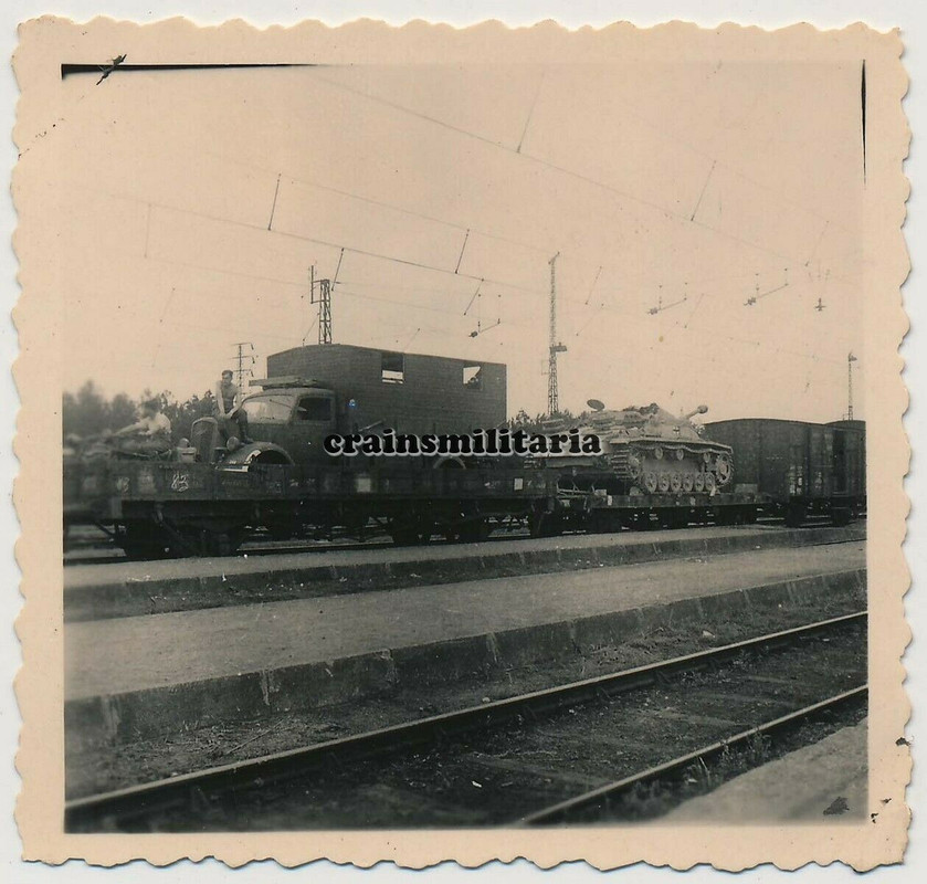 Orig. Foto StuG III Sturmgeschütz Panzer Bahnhof FONTAINEBLEAU F