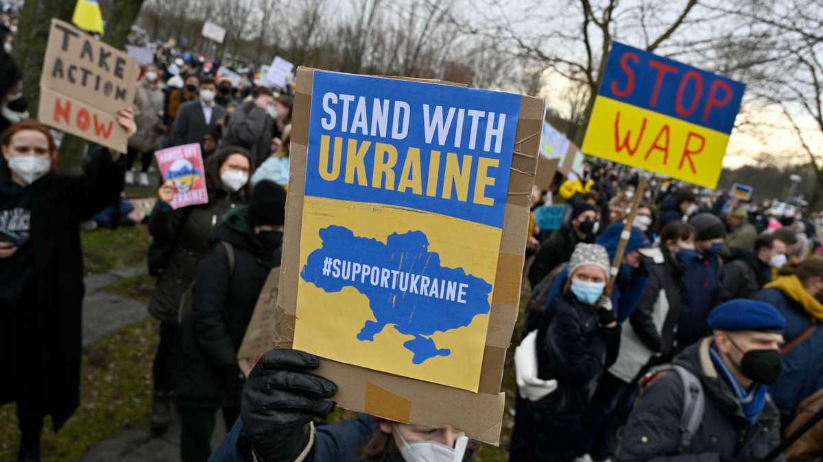 Europeos protestan frente a embajadas rusas, rechazan la guerra Rusia vs Ucrania