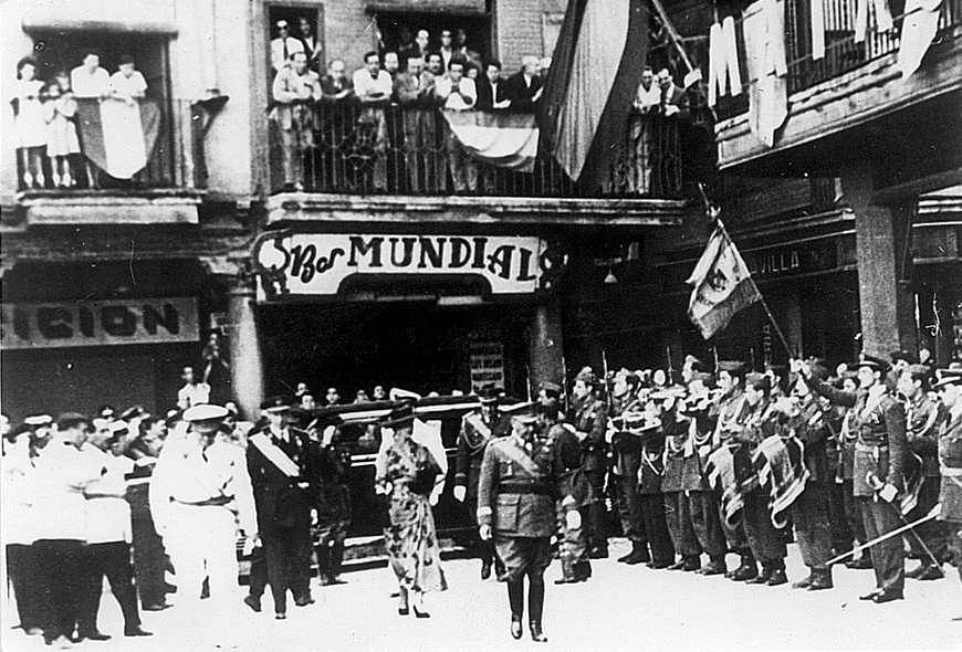 Franco en la Plaza Mercadal de Reus en 1940