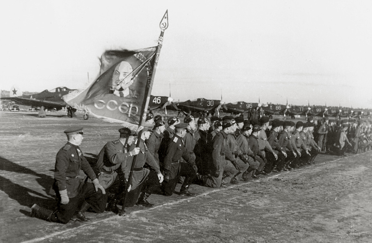 Bell-P-39-Airacobra-102GvIAP-7IAK-line-up-during-a-unit-ceremony-Leningrad-Front-1944-01