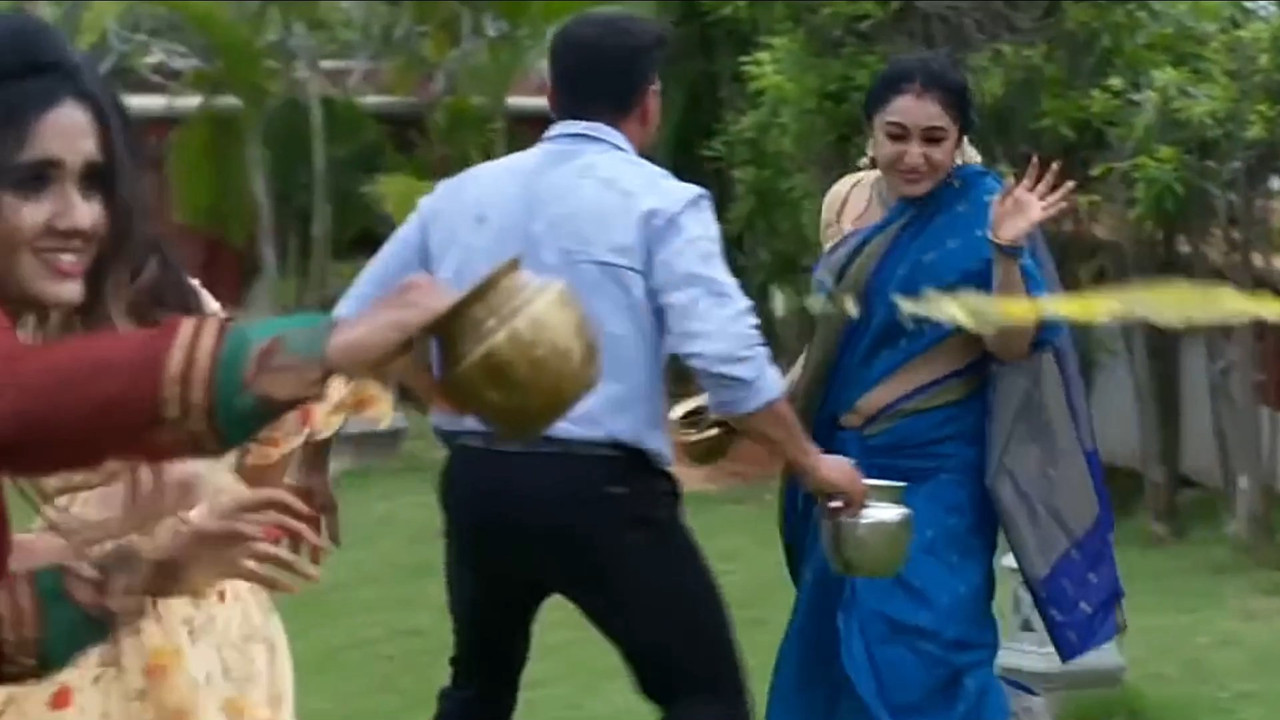nithya das navel slip in blue saree.mkv_snapshot_00.05.264
