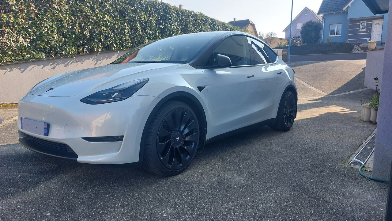 Tesla roue avant gauche