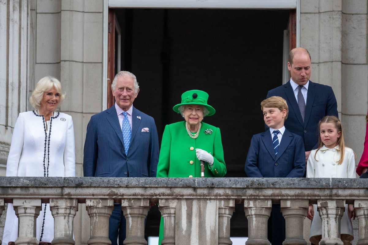 Reina Isabel II reapareció para cerrar el Jubileo de Platino con un look único