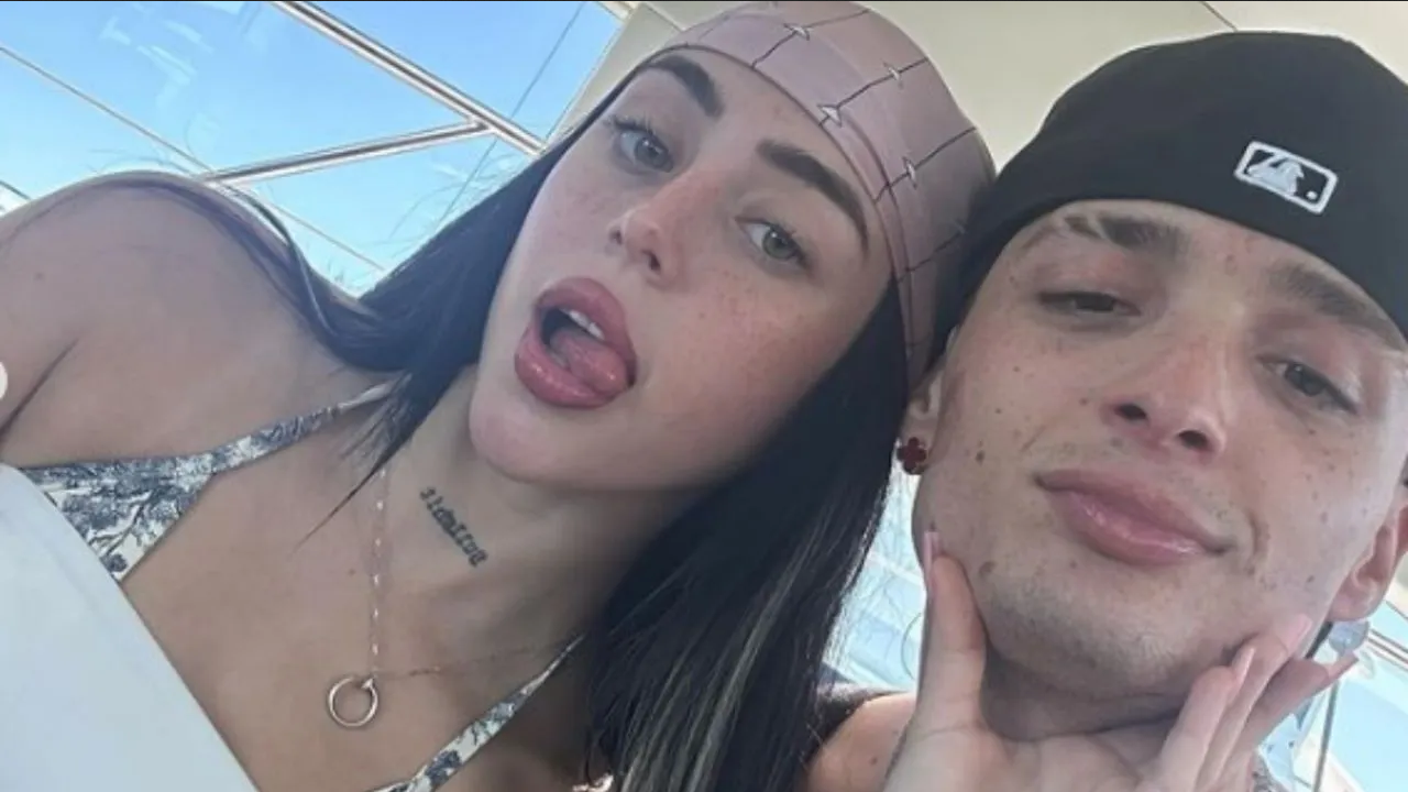 Tunden a Peso Pluma por decorar su árbol de Navidad con imagen de Nicki Nicole