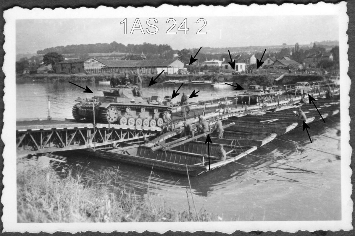 Orig. Foto, Frankreich,panzer überfährt Pionier 