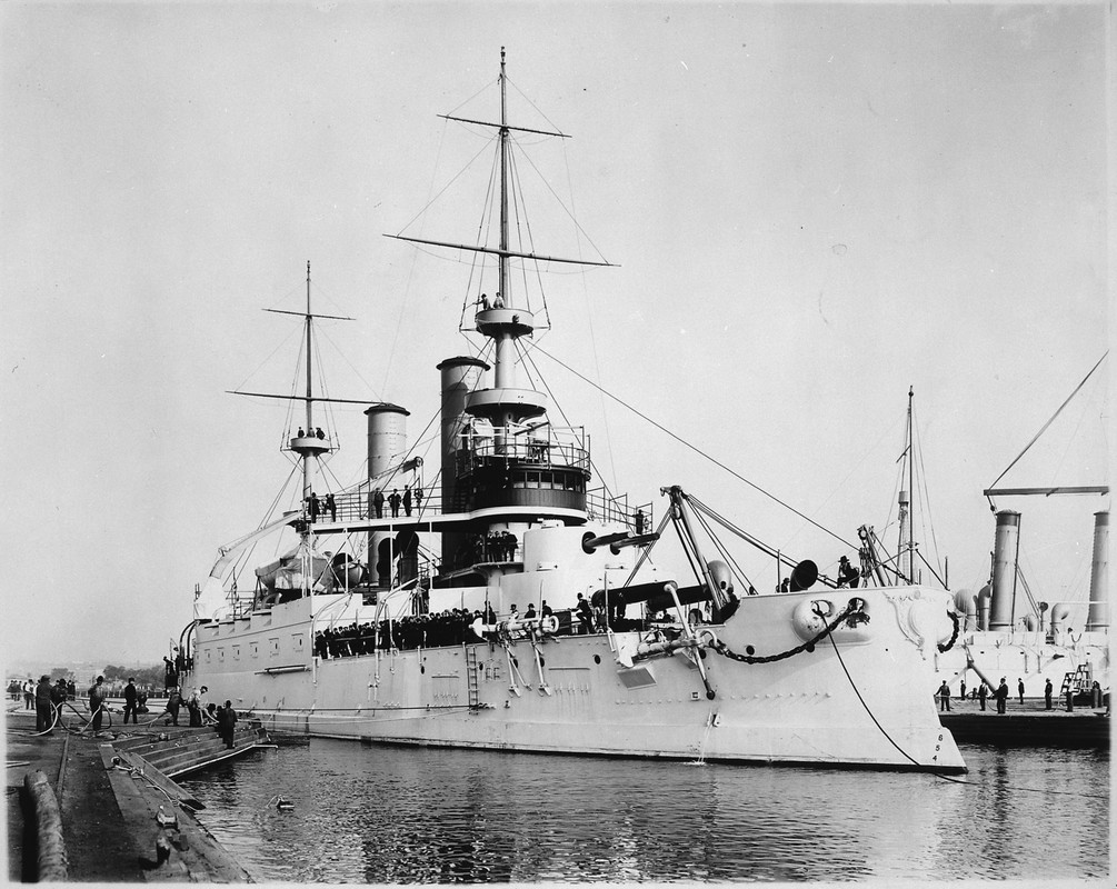 [GÉNÉRIQUE] Ce jour là...  - Page 2 2880px-Kearsarge-BB5-converted-to-craneship-in-1920-Port-bow-at-wharf-09-18-1899-NARA-5354