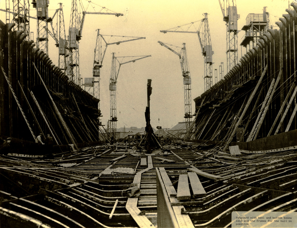 HMS Vanguard на верфи John Brown and Company в Клайдбанке, выставлены днищевой набор и противоторпед