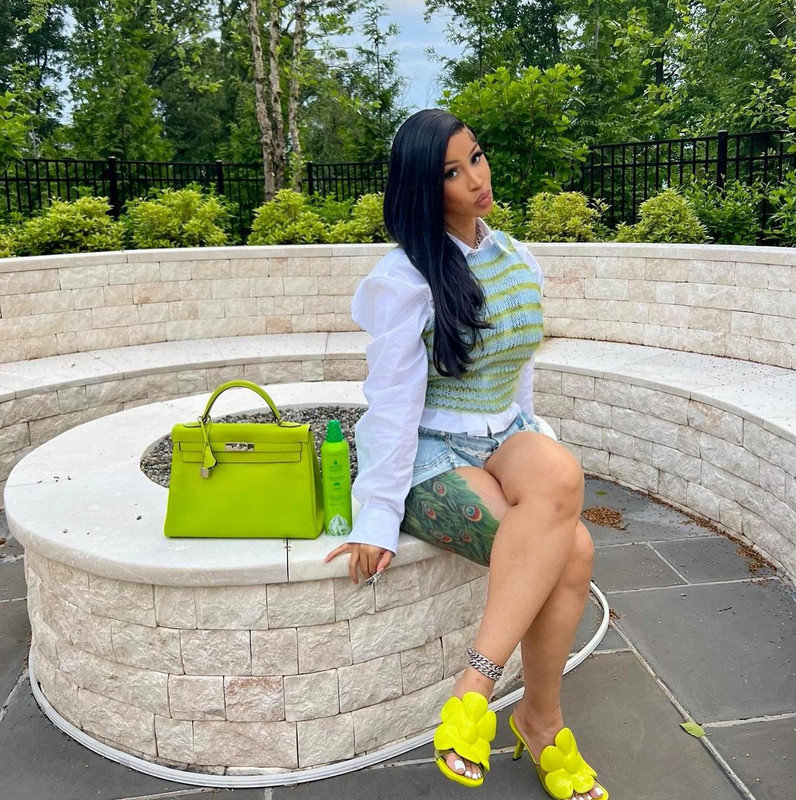 Cardi B تثير الجدل بصور تكشف عن أنوثتها بكل جرأة  Iamcardib-1719316444410