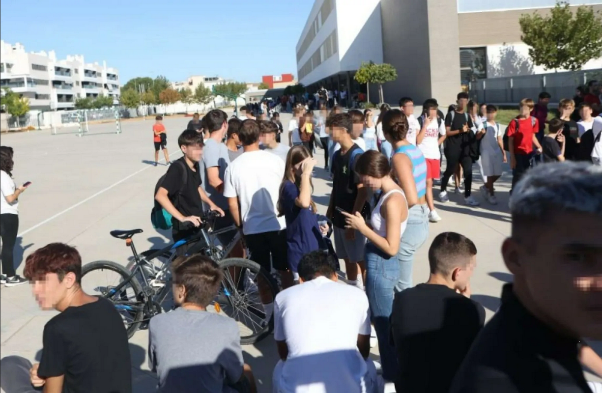 Tras ser víctima de bullying, alumno acuchilla a sus maestros y compañeros