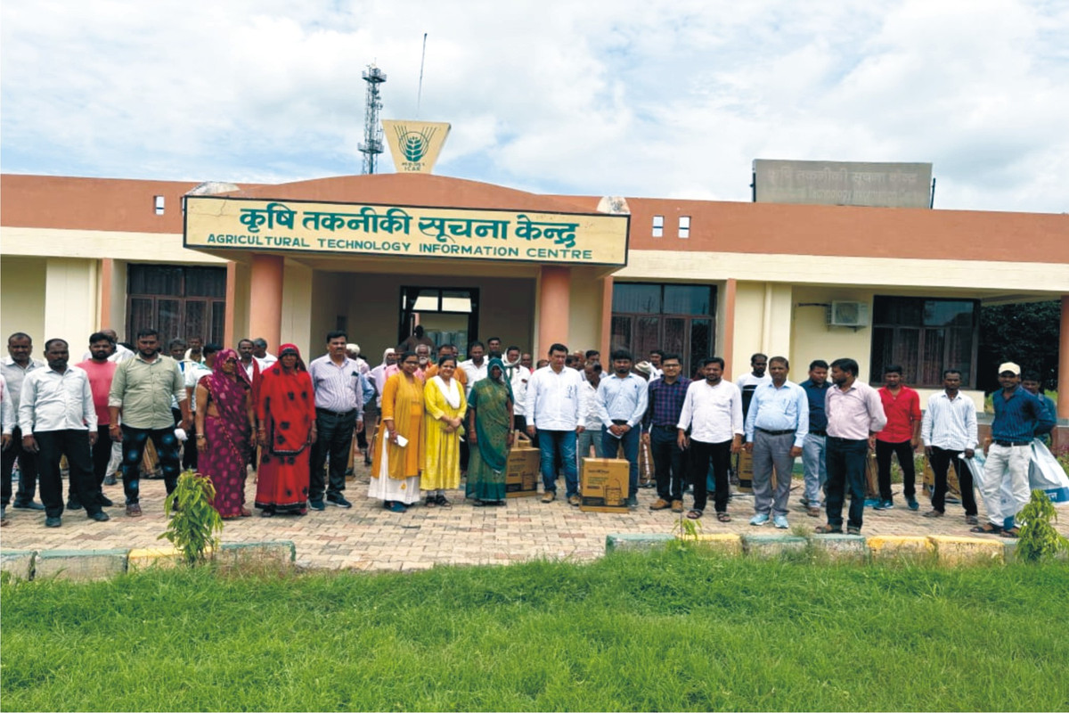 ग्रासलैंड में आयोजित हुआ अनुसूचित जाति कृषकों हेतु  किसान गोष्ठी एवं कृषि यंत्र वितरण कार्यक्रम